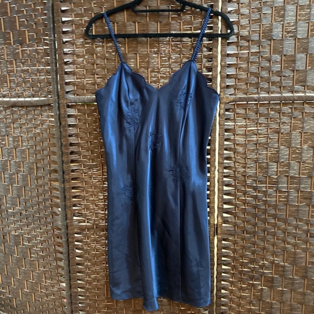 ERIKA TAYLOR black nightie